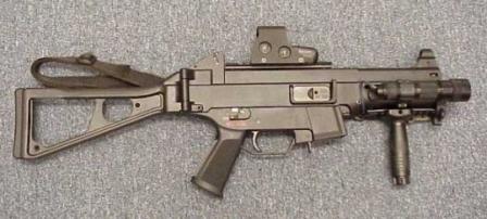  HK UMP-40 with optional equipment: red-dot sight, tactical frontgrip and flashlight.